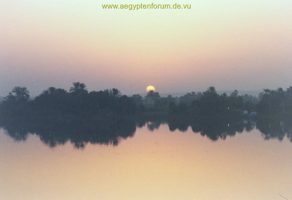 Mystische Farben eines Sonnenaufganges auf dem Nil