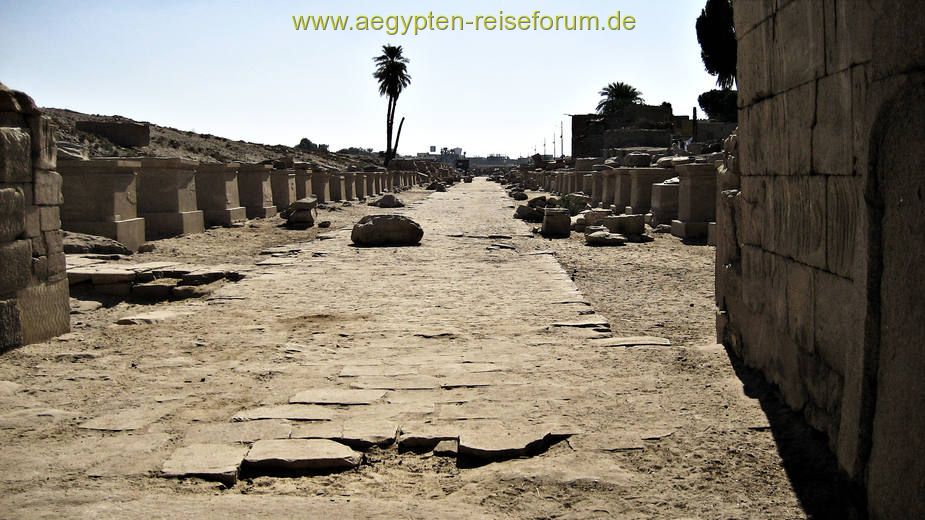 Karnak 10th Pylon Richtung Tempel Muth