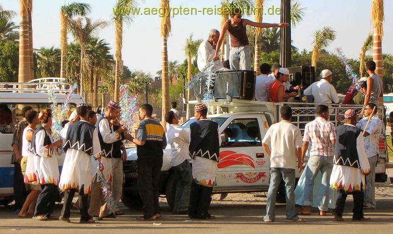 Karnevalsumzug in Luxor. Oder doch Loveparade?? ;-)