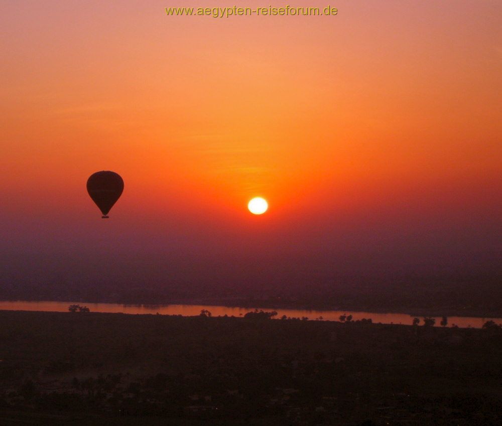 Kugelrunde Sonne über dem Nil