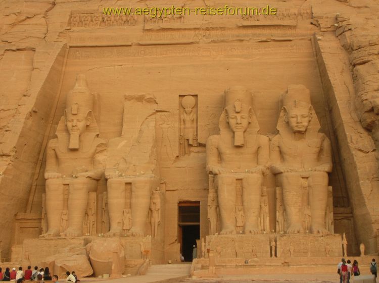 Ramses kopflos ? hat Nefertari ihm den Kopf verdreht ?