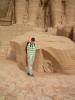 Großer Kopf-kleine Frau in Abu-Simbel