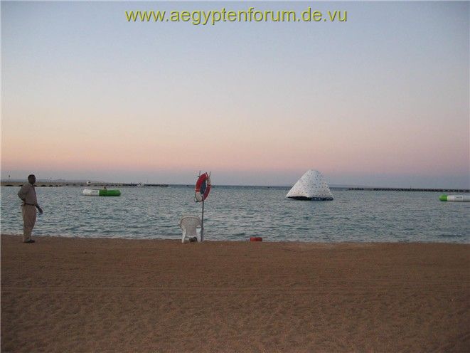 Hüpfburg und Eisberg im Meer/Juli 04