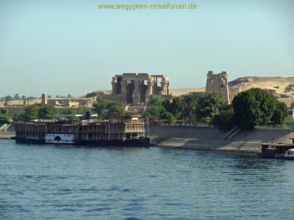 SS Sudan vor dem KomOmbo Tempel