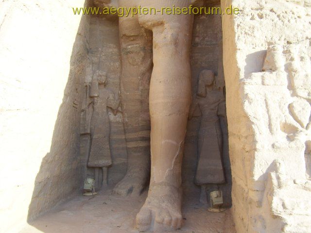 Dicke Füße in Abu Simbel im Schatten