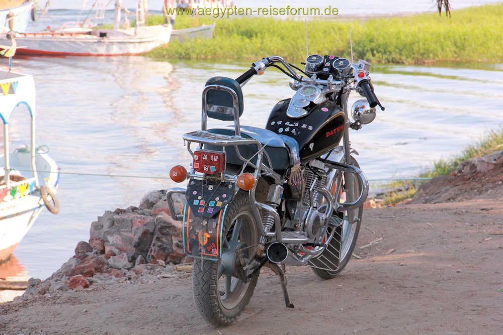 Motorrad am Nil in Luxor