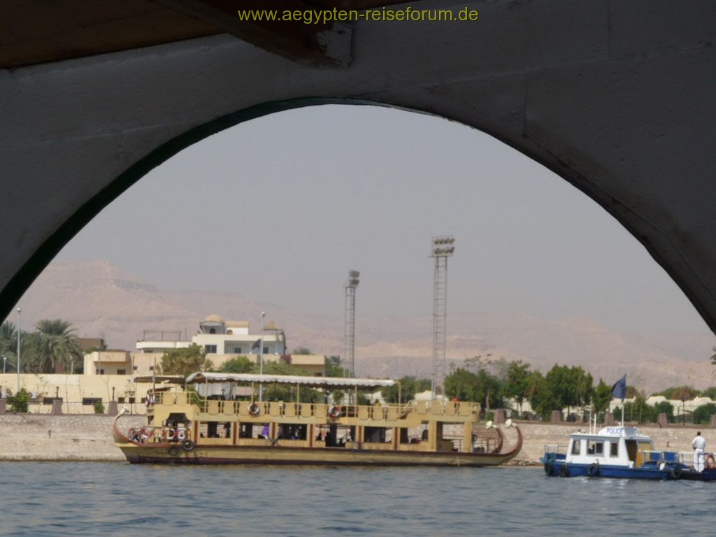 Blick auf die Westbank von enem Motorboot aus