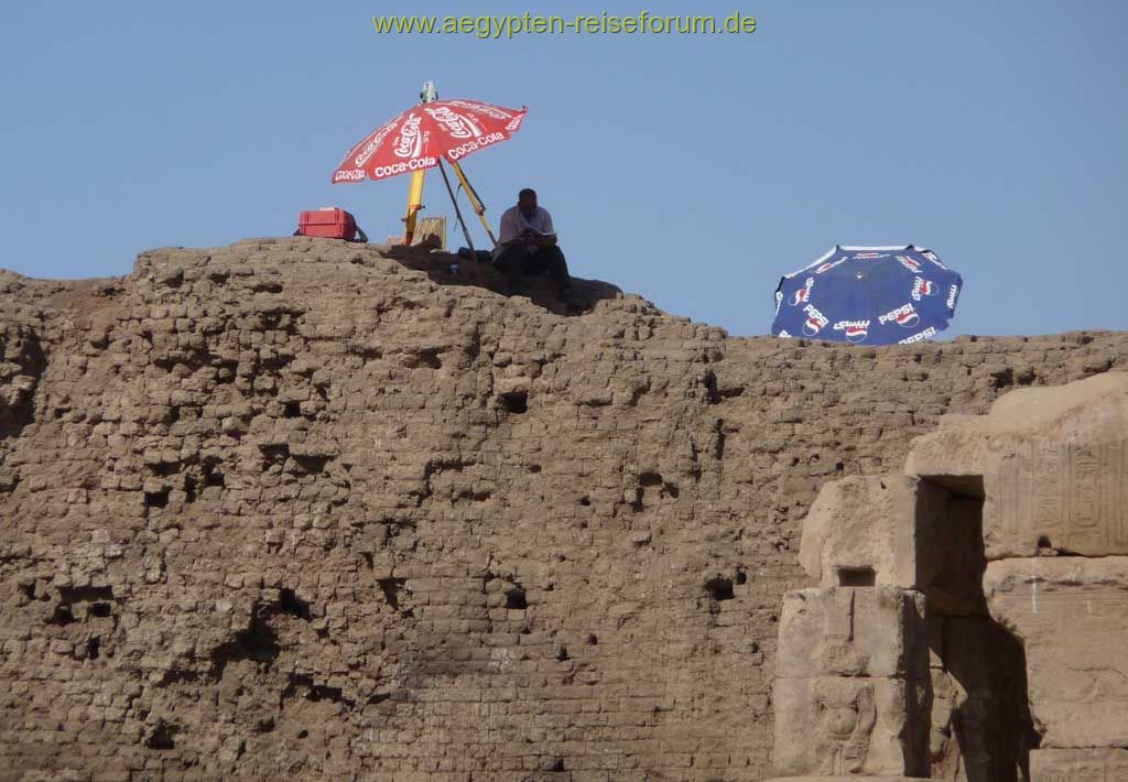 Som laesst es sich aushalten - Ausgrabung Edfu