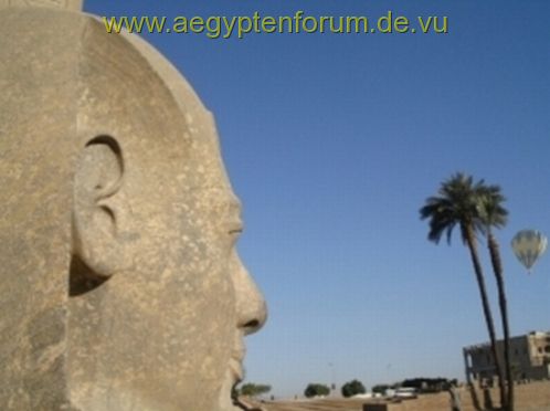 Blick in den wunderschönen blauen Himmel von Luxor