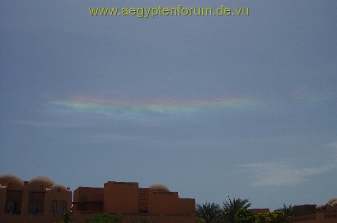 Wetterleuchten am blauen Himmel