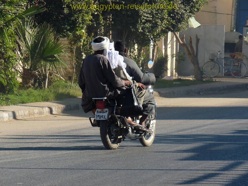 3 Mann auf einem Motorrad (Geziret-el-Beirat)