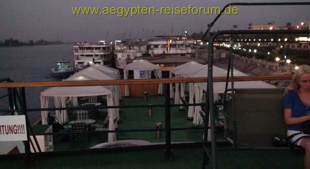 Sitz auf dem Sonnedecke mit Bar / Nile Diva & Spa