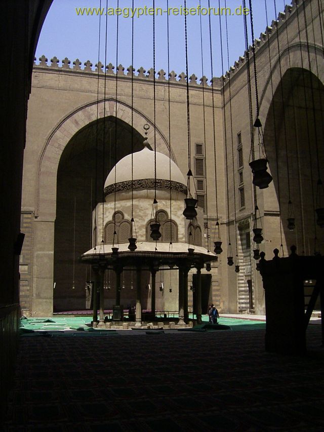 Aus dem Schatten der Sultan-Hassan-Moschee