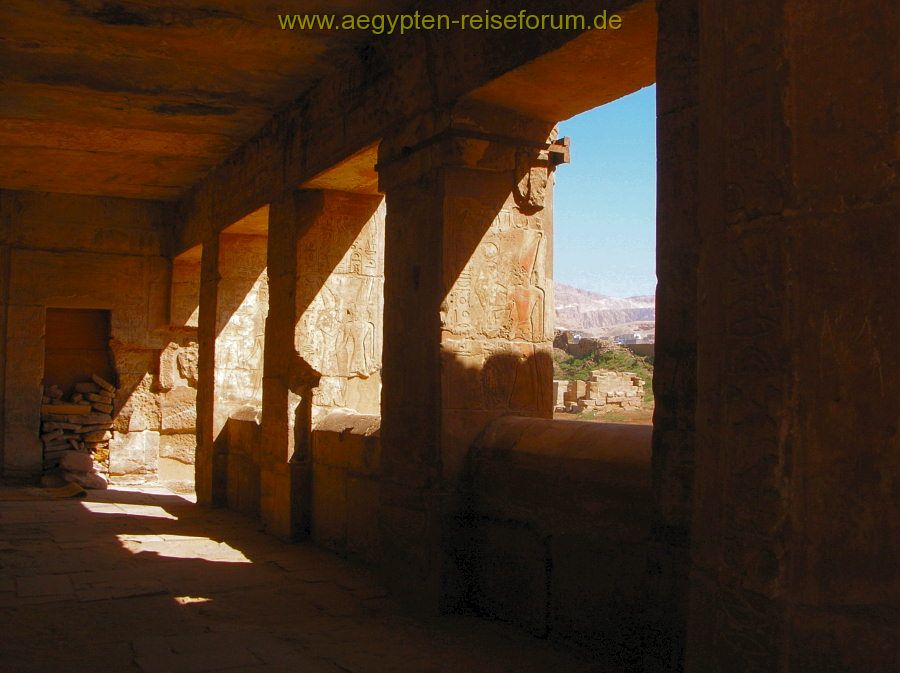 Schatten in Medinat Habu