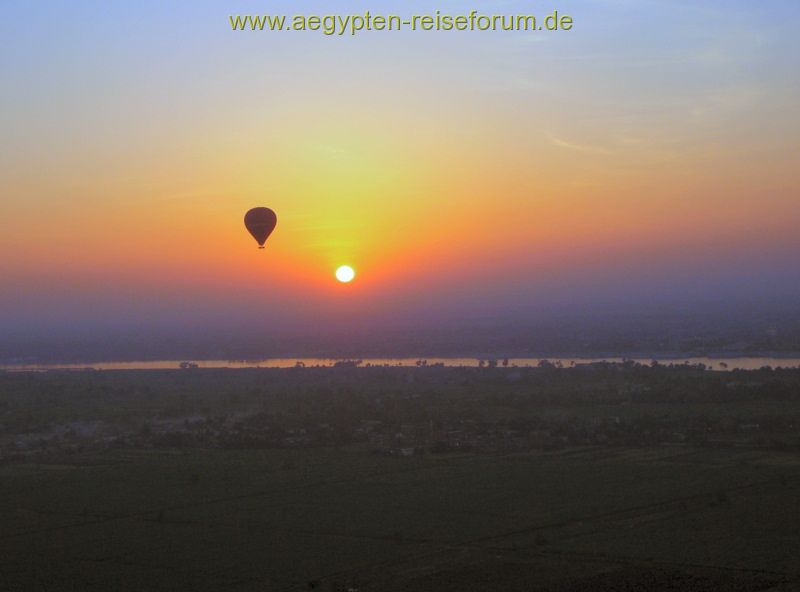 Sonnenaufgang über Theben Ost