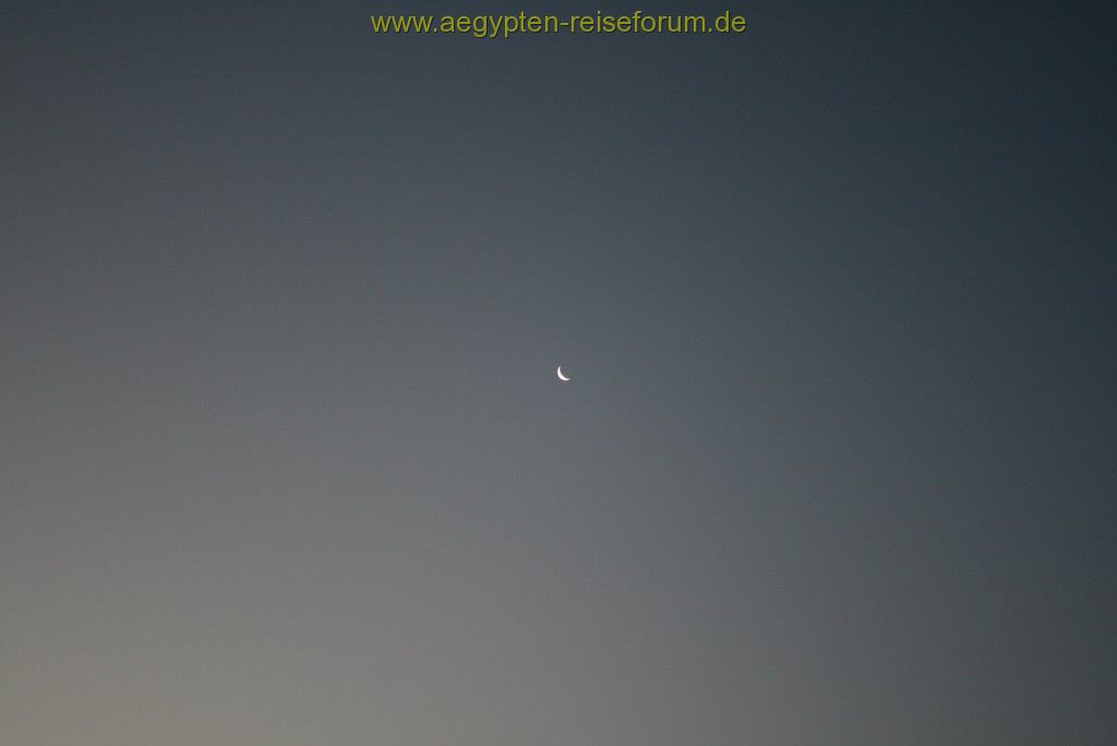 Der Mond im weiten Universum