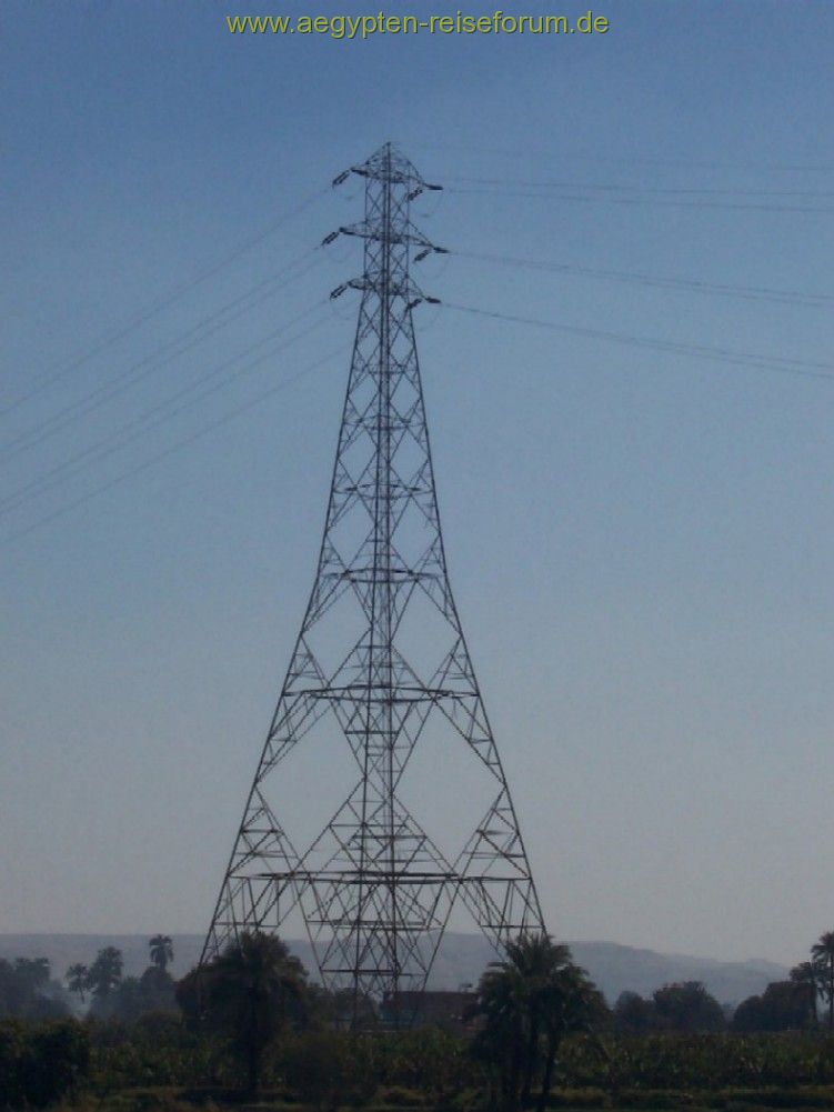 Riesiger Strommast bei Edfu